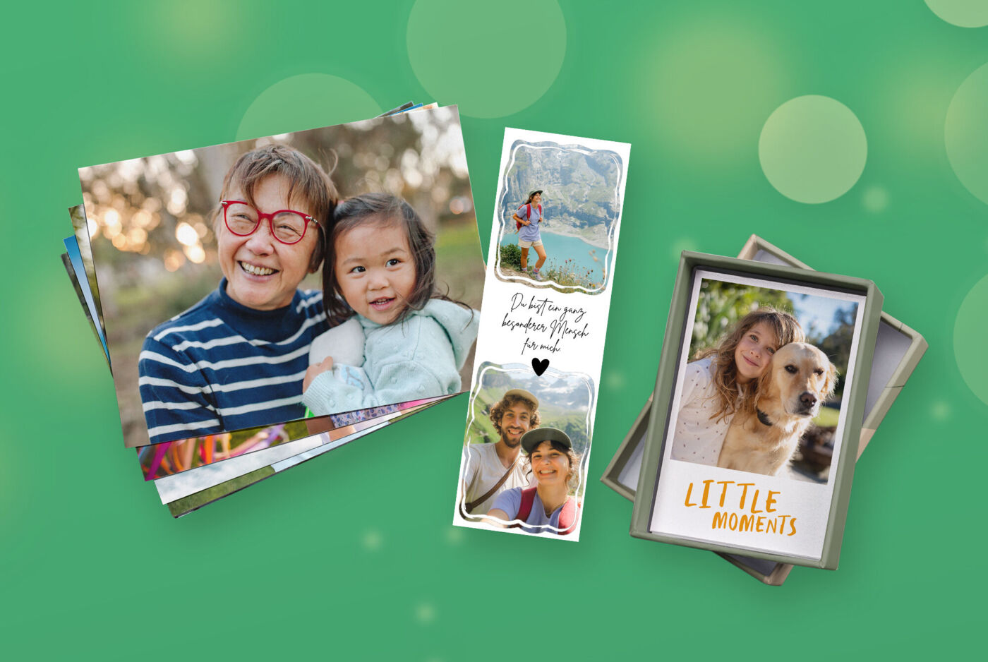 Ein Stapel Fotoabzüge, ein Fotostreifen mit Design und Schriftzug und Little Prints in einer Box